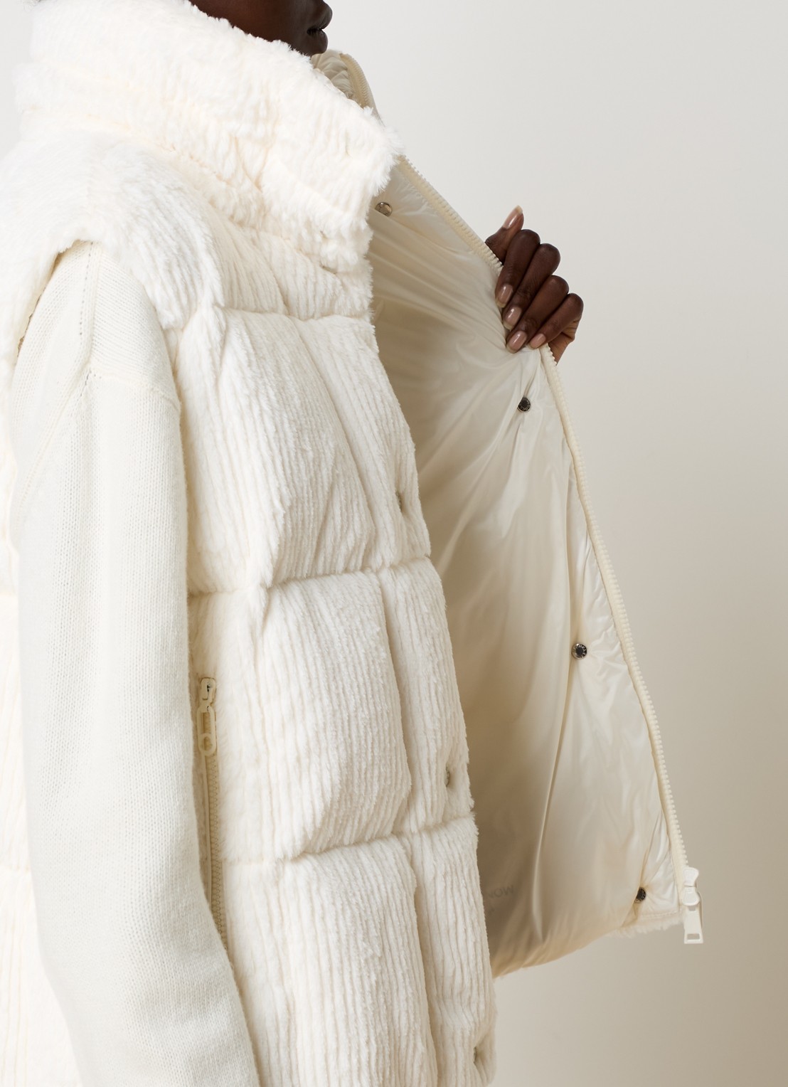 Moncler Luzule gewatteerde bodywarmer met donsvulling en logo - detail 5 gebroken wit