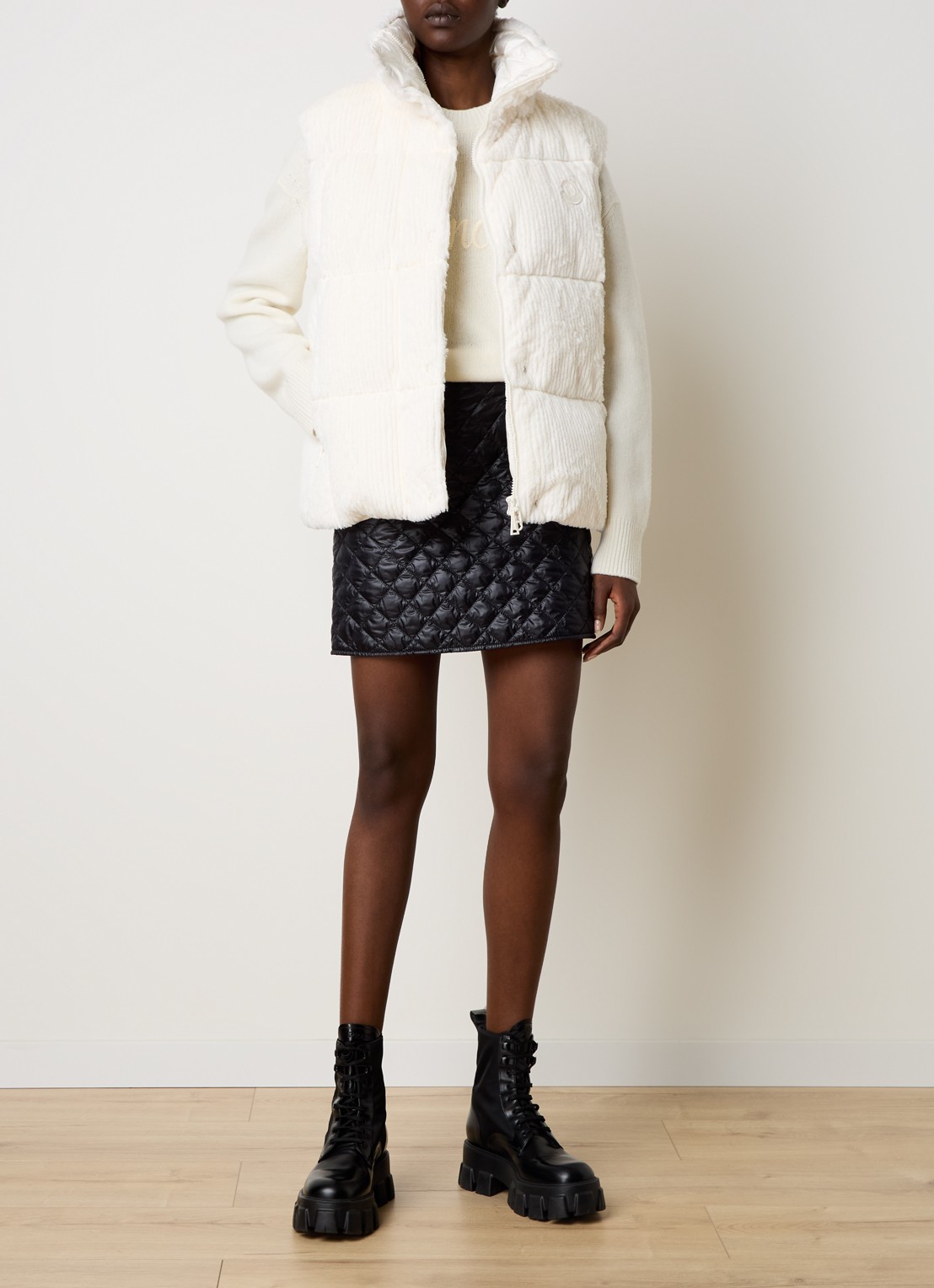 Moncler Luzule gewatteerde bodywarmer met donsvulling en logo - voorkant 2 gebroken wit