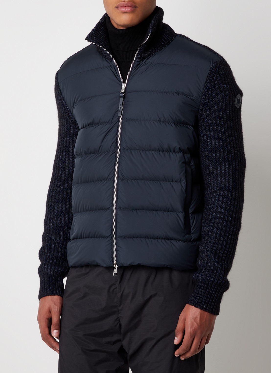 Moncler M3543 grofgebreid vest in wolblend met gewatteerd voorpand met donsvulling - detail 3 blauw