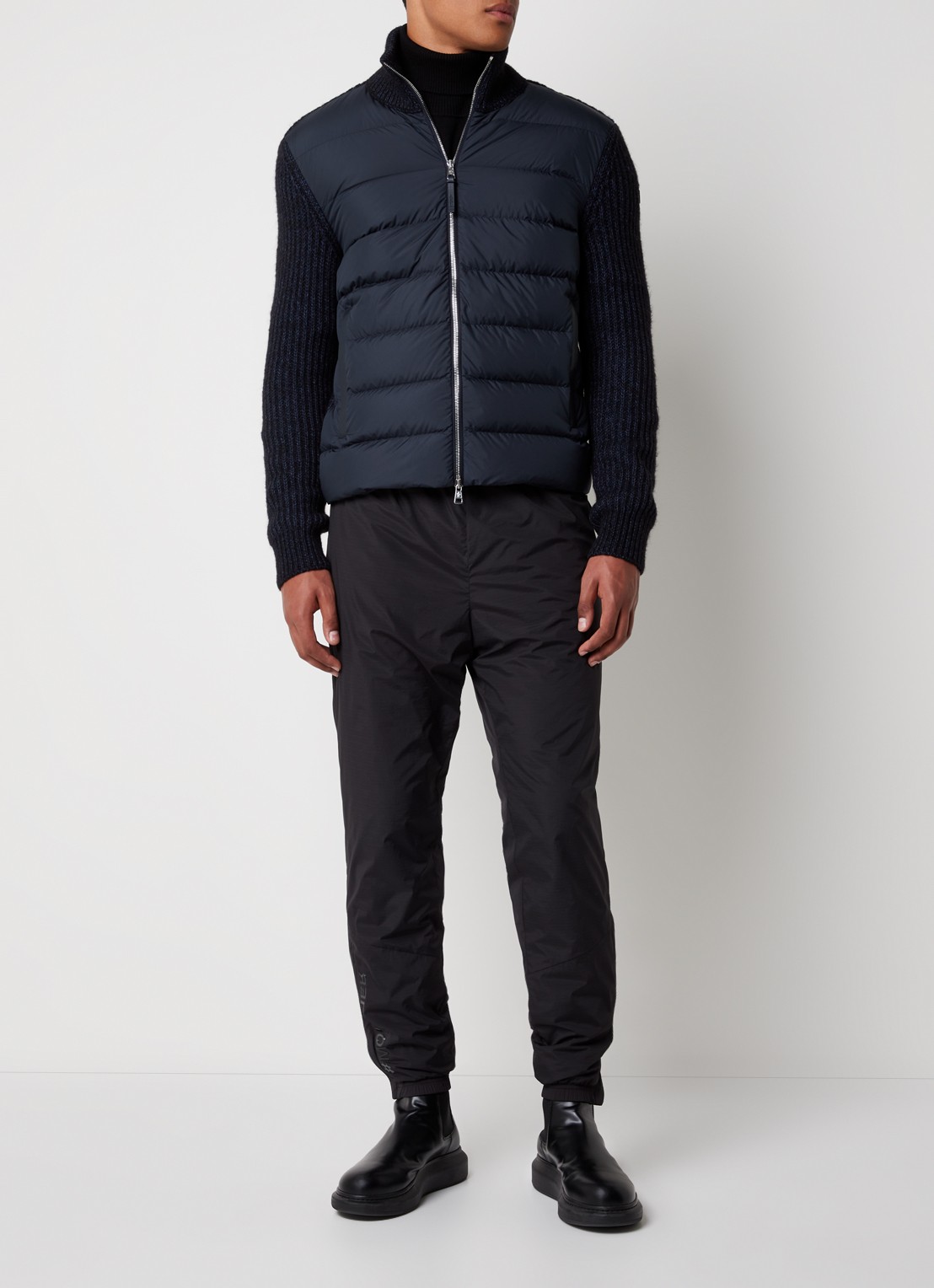 Moncler M3543 grofgebreid vest in wolblend met gewatteerd voorpand met donsvulling - voorkant 2 blauw