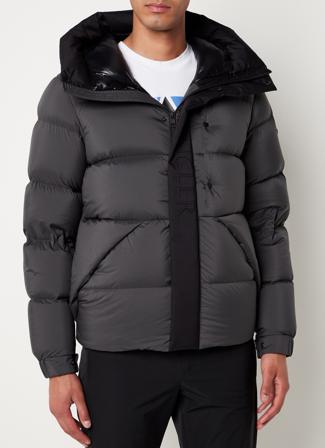 Moncler Madeira puffer jack met donsvulling en logo - detail 4 lichtgrijs