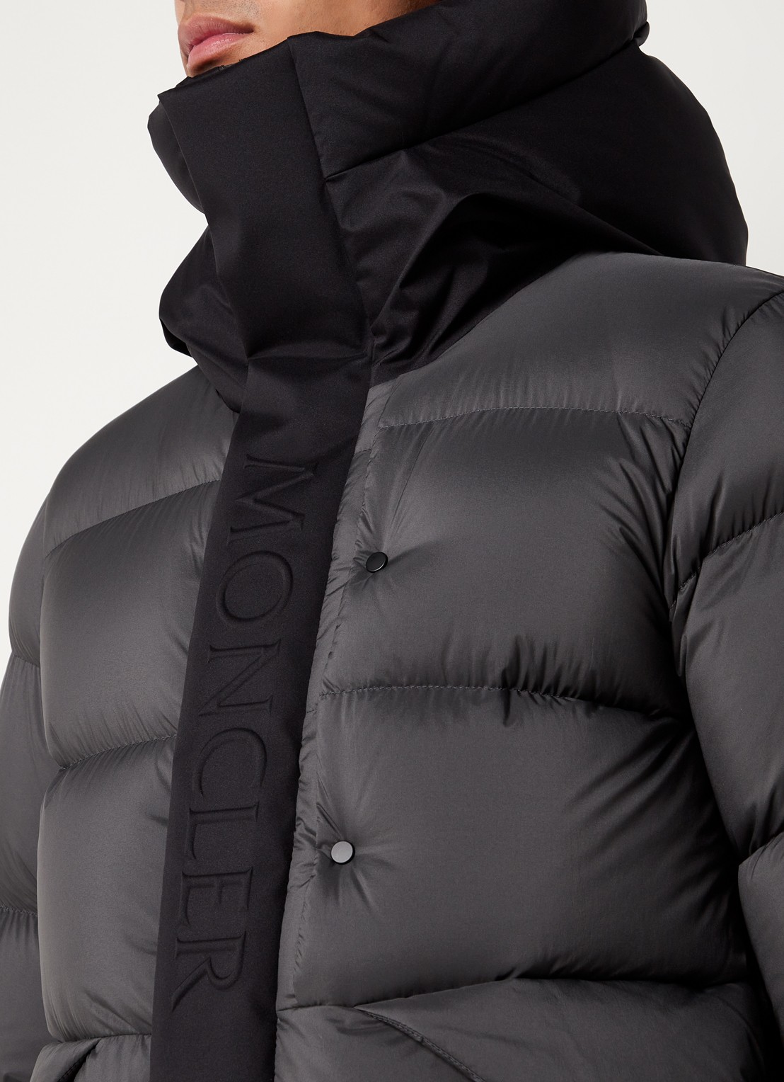 Moncler Madeira puffer jack met donsvulling en logo - detail 6 lichtgrijs