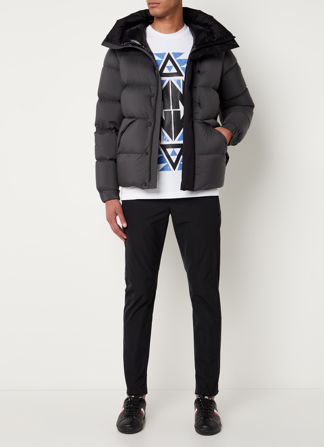 Moncler Madeira puffer jack met donsvulling en logo - voorkant 2 lichtgrijs