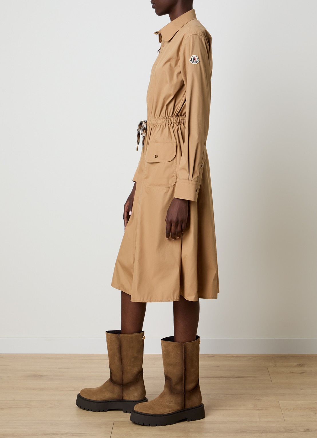 Moncler Maxi blousejurk met klepzakken - voorkant 2 camel