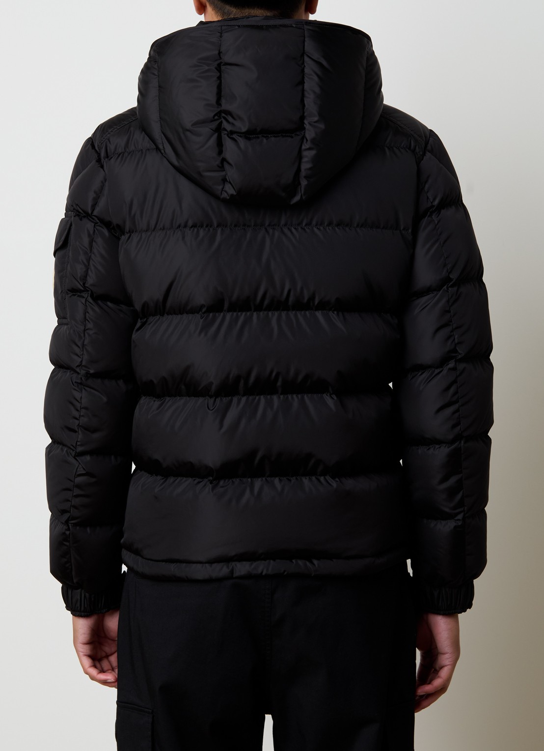 Moncler Maya puffer jack met donsvulling en afneembare capuchon - achterkant zwart