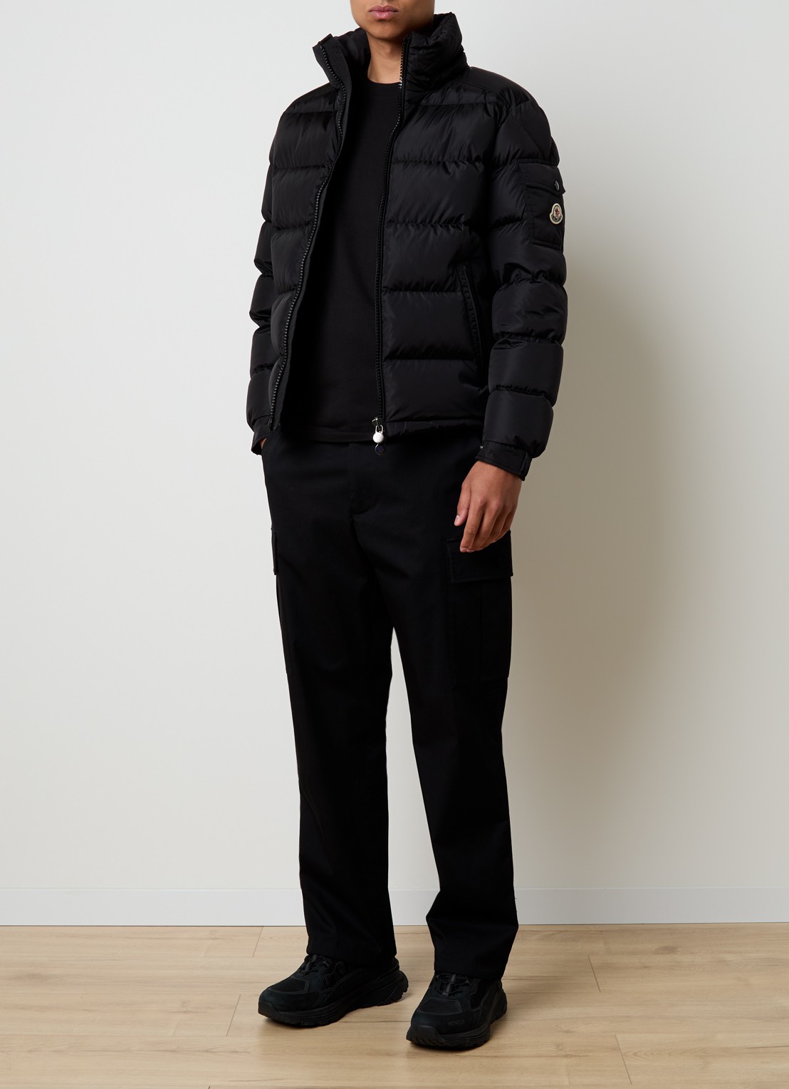 Moncler Maya puffer jack met donsvulling en afneembare capuchon - voorkant 3 zwart