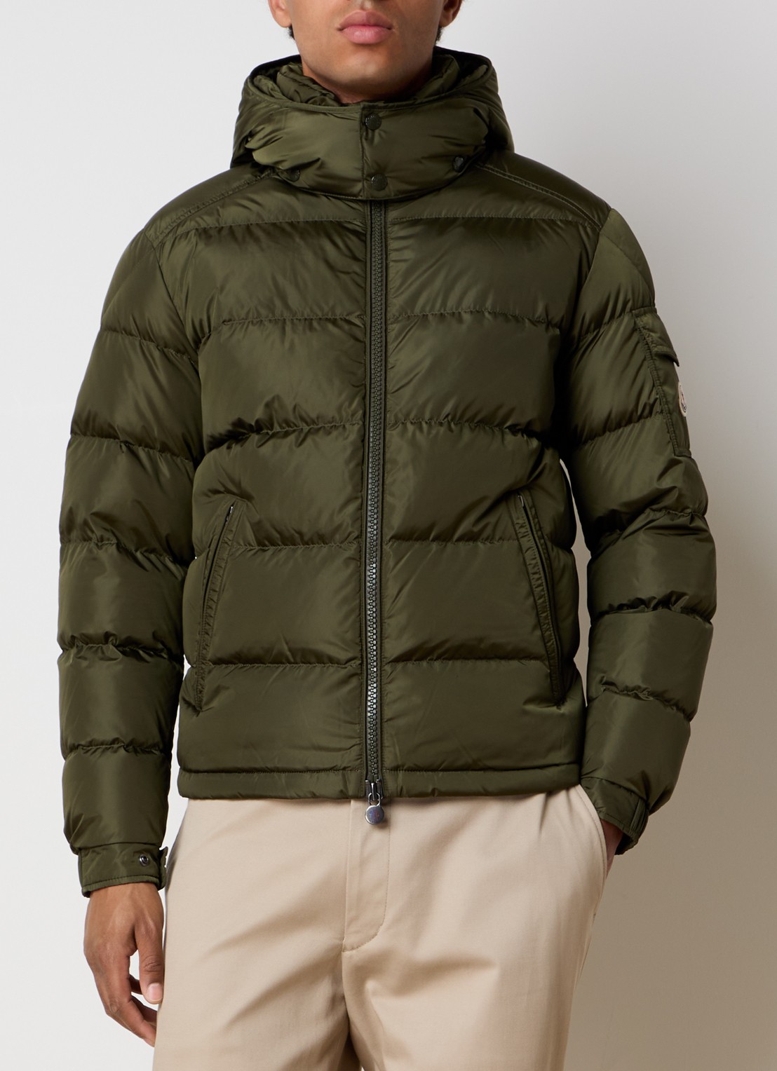 Moncler Maya puffer jack met donsvulling en afneembare capuchon - detail 2 bronsgroen