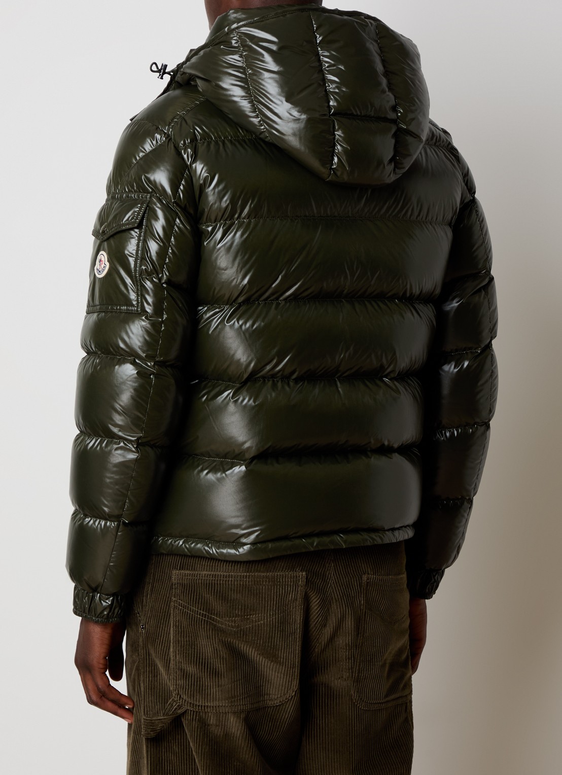 Moncler Maya puffer jack met donsvulling en afneembare capuchon - achterkant bronsgroen