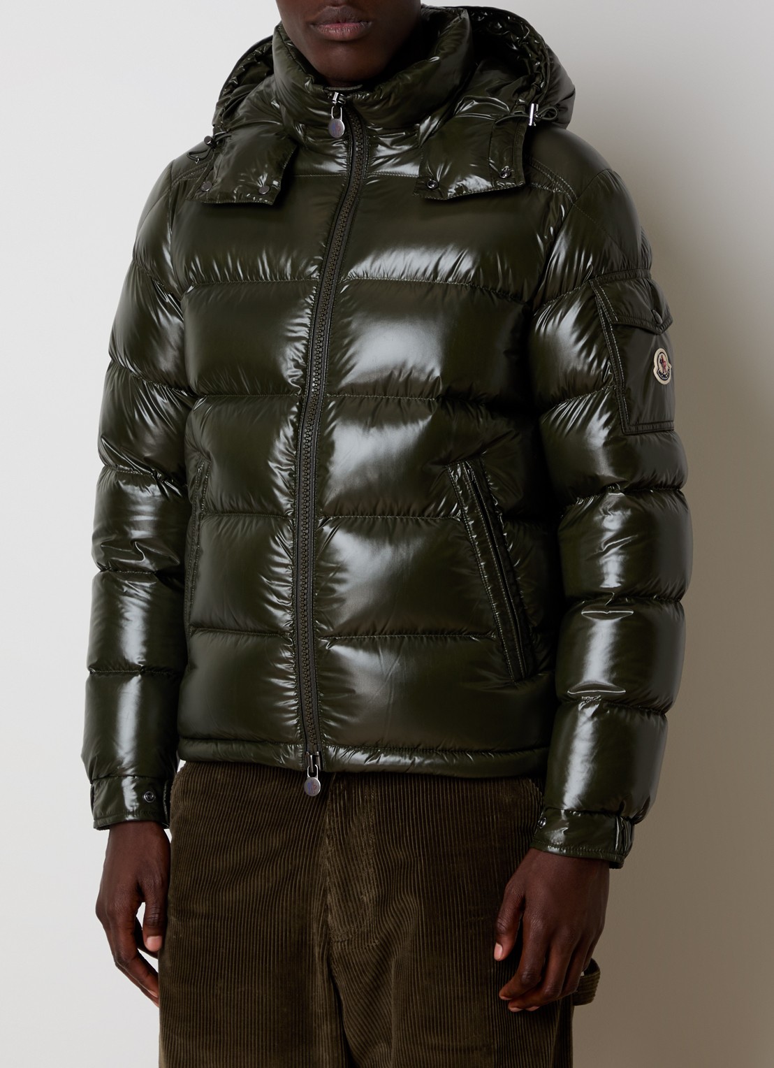 Moncler Maya puffer jack met donsvulling en afneembare capuchon - detail 2 bronsgroen