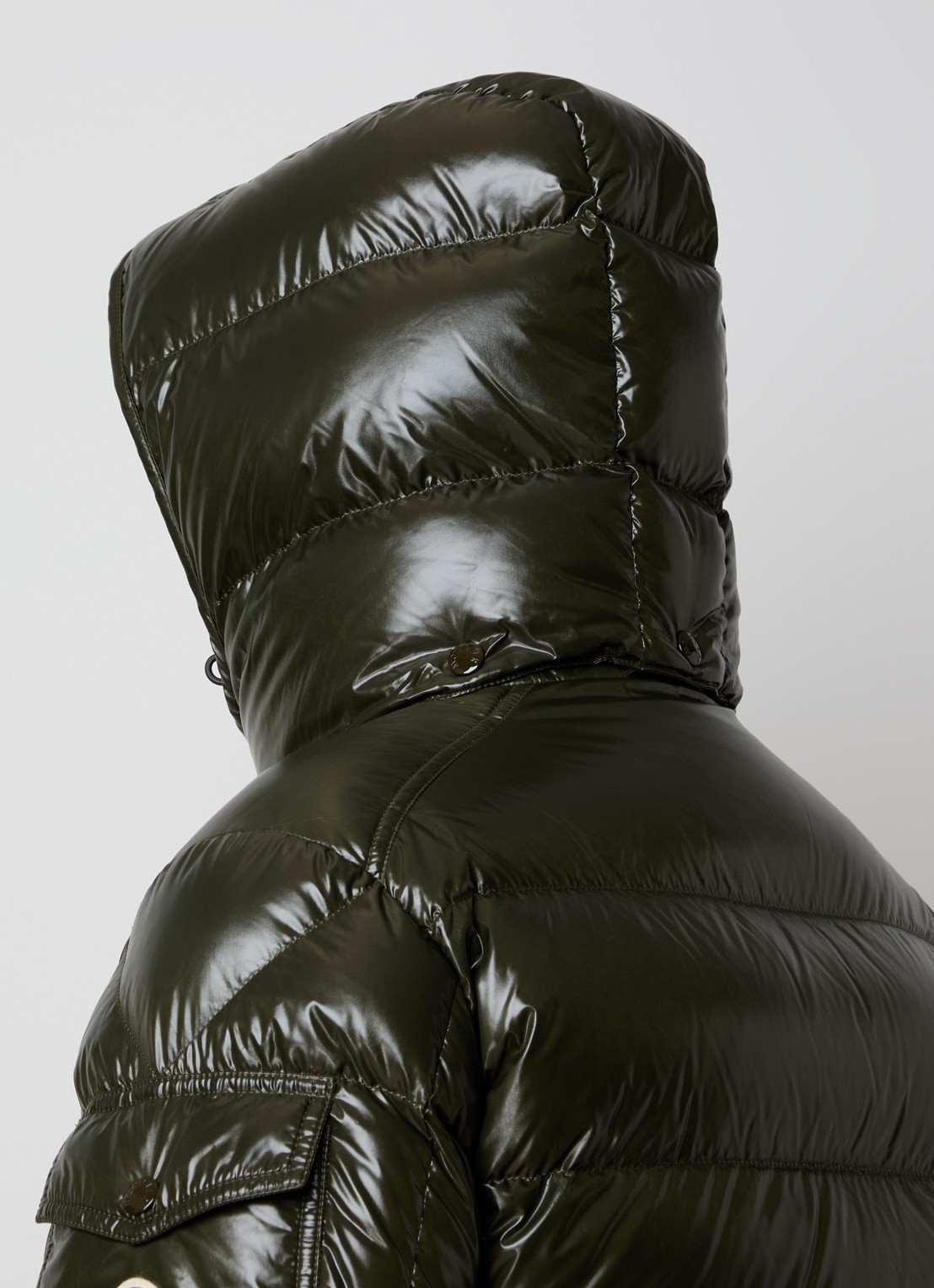 Moncler Maya puffer jack met donsvulling en afneembare capuchon - detail 4 bronsgroen