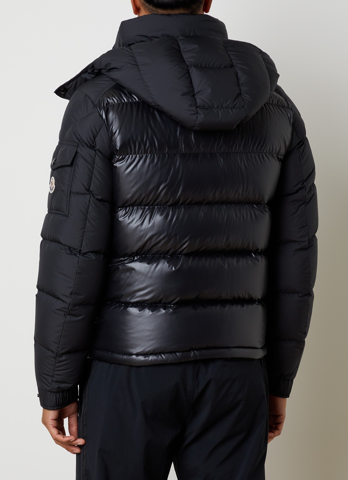 Moncler Maya puffer jack met donsvulling en afneembare capuchon - achterkant 4 zwart