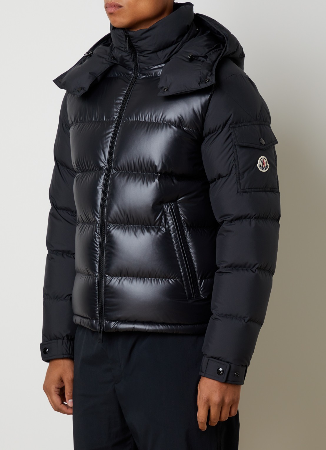 Moncler Maya puffer jack met donsvulling en afneembare capuchon - detail zwart