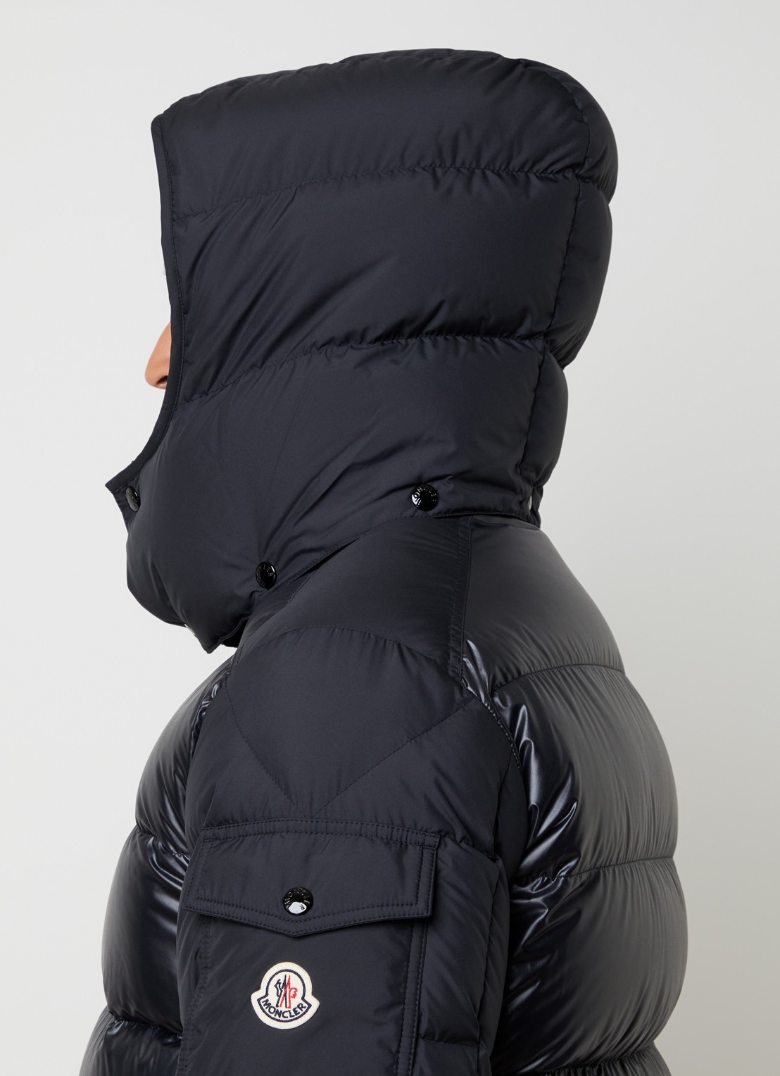 Moncler Maya puffer jack met donsvulling en afneembare capuchon - detail 3 zwart