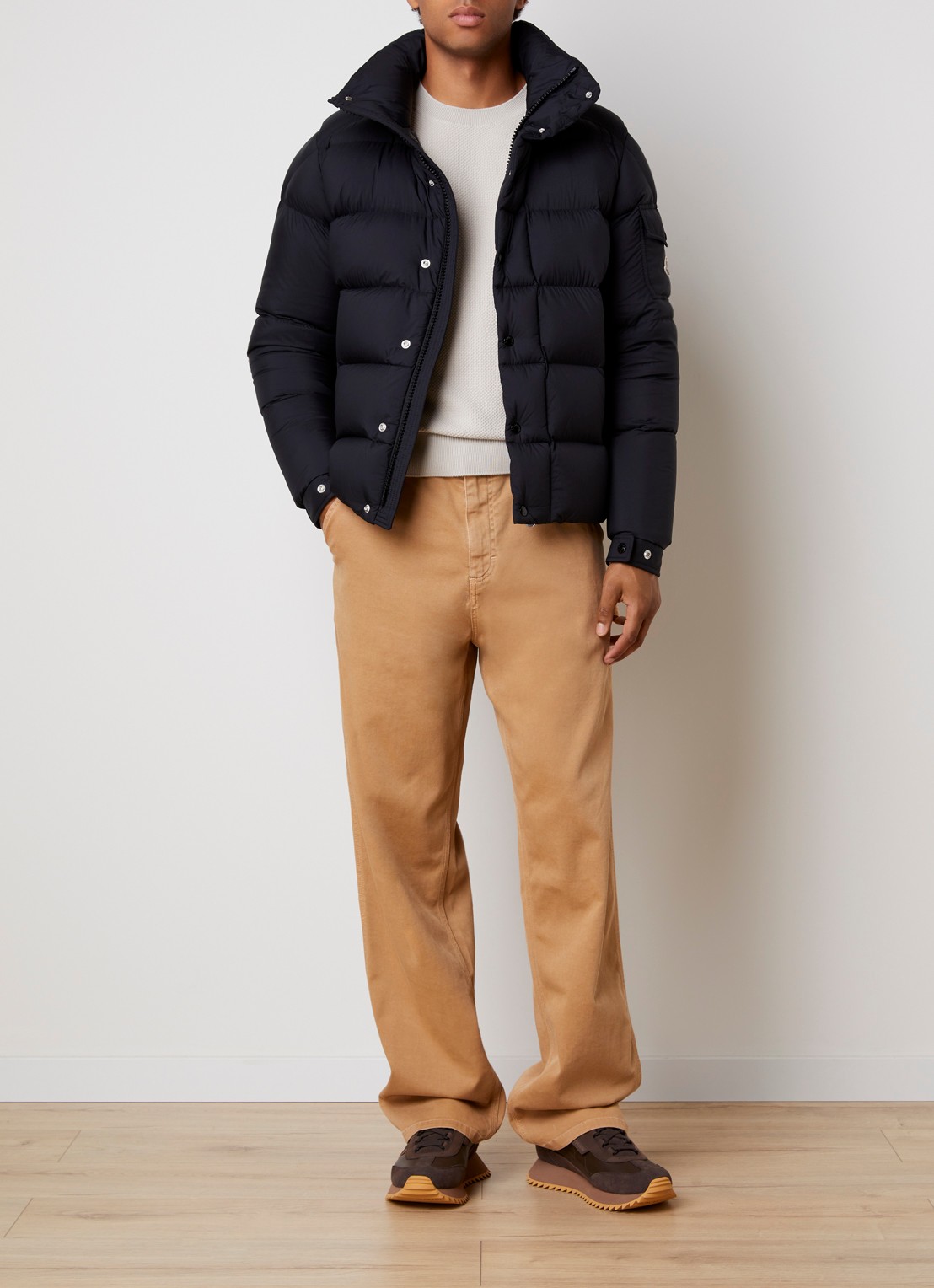 Moncler Maya puffer jack met donsvulling en ritszakken - voorkant 6 zwart