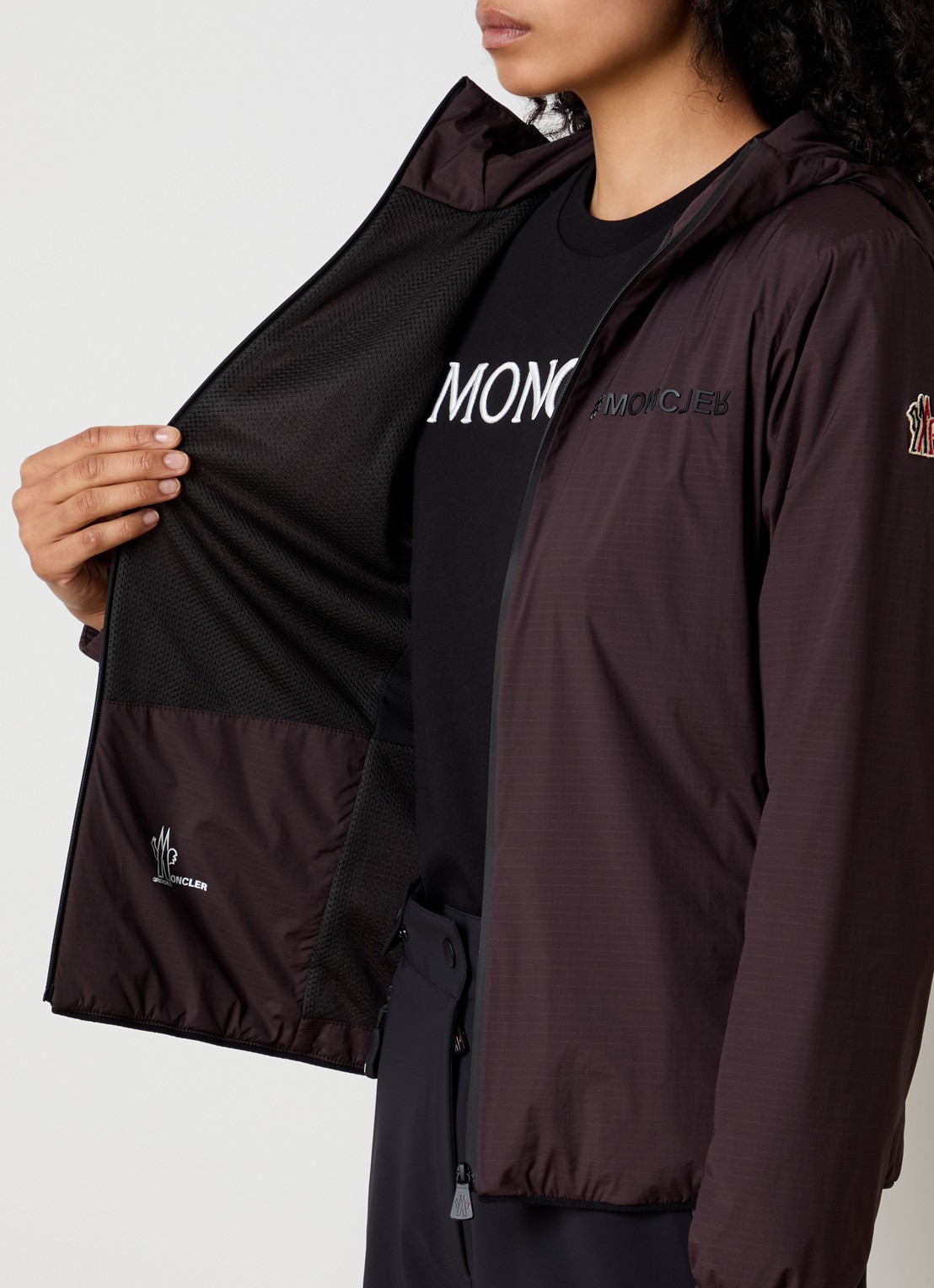 Moncler Mietres softshell jack met capuchon en logo - detail 3 donkerbruin