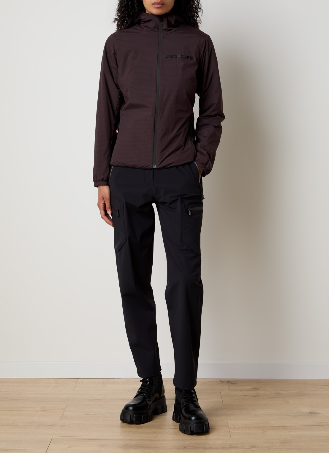 Moncler Mietres softshell jack met capuchon en logo - voorkant 6 donkerbruin