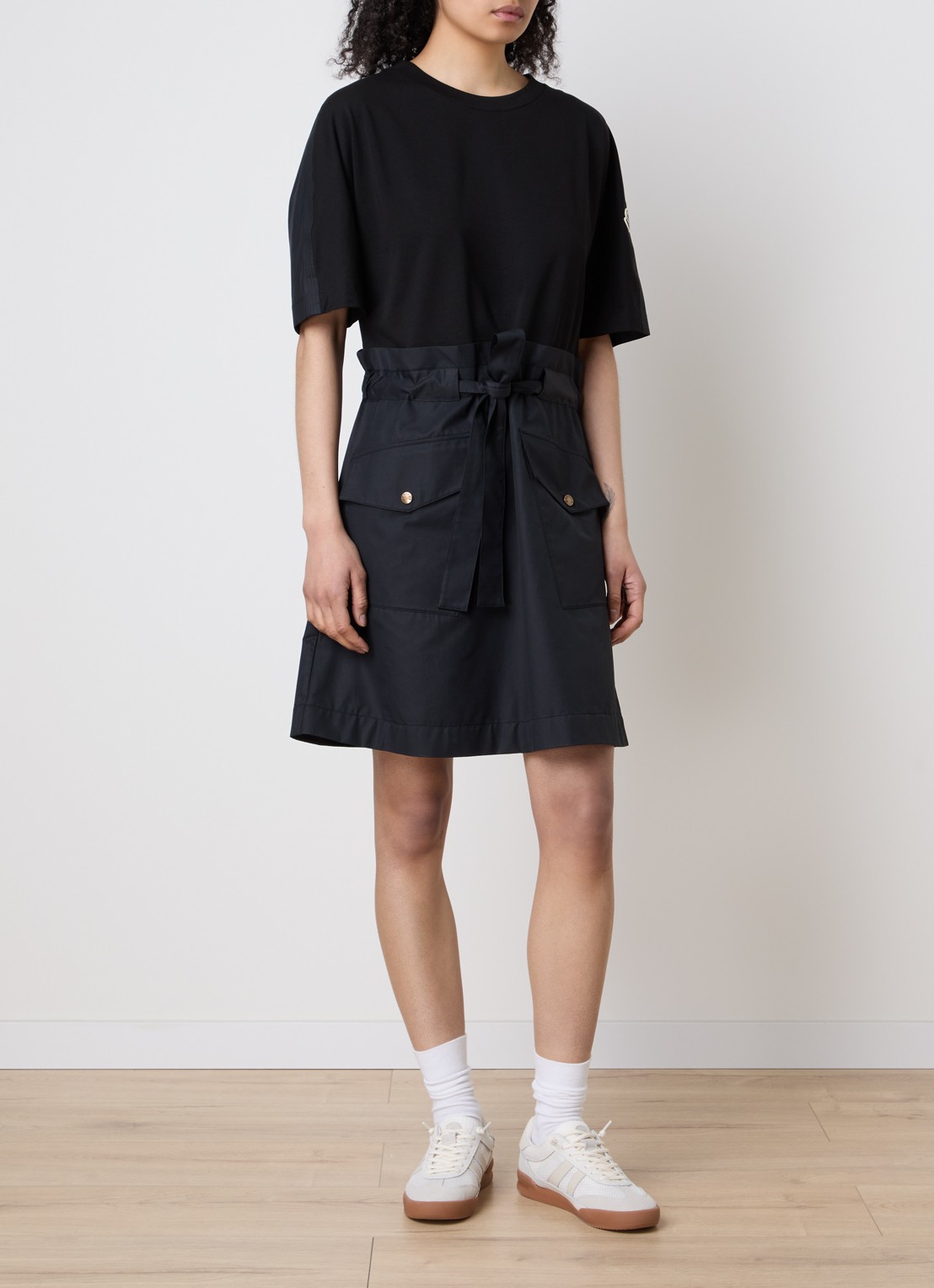 Moncler Mini jurk met klepzakken en logo - voorkant 4 zwart