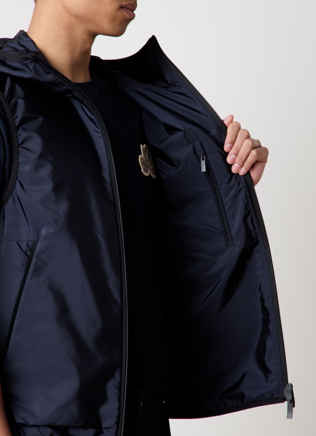 Moncler Moretan bodywarmer met capuchon en waterafstotende coating - detail 5 donkerblauw