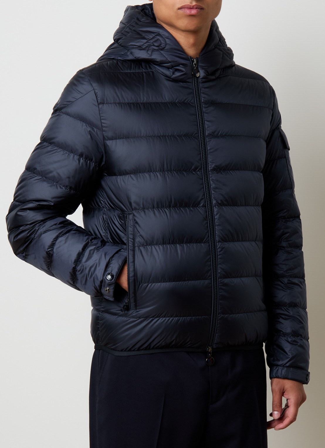 Moncler Najan puffer jack met donsvulling en ritszakken - detail 2 donkerblauw