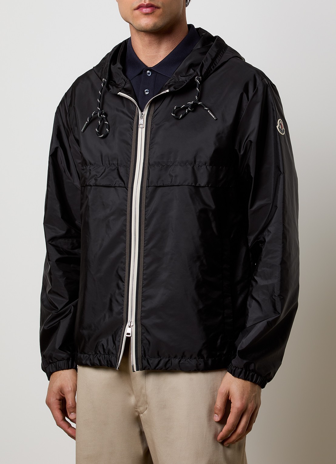 Moncler Nidge windjack met capuchon en steekzakken - detail 2 zwart