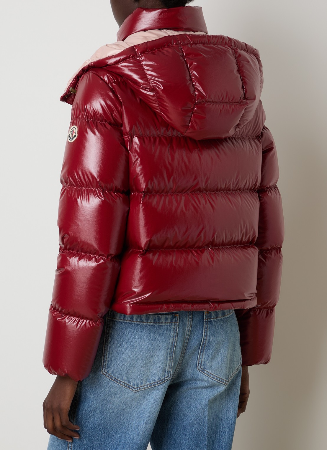 Moncler Niveole cropped puffer jack met donsvulling en afneembare capuchon - achterkant 4 kersenrood
