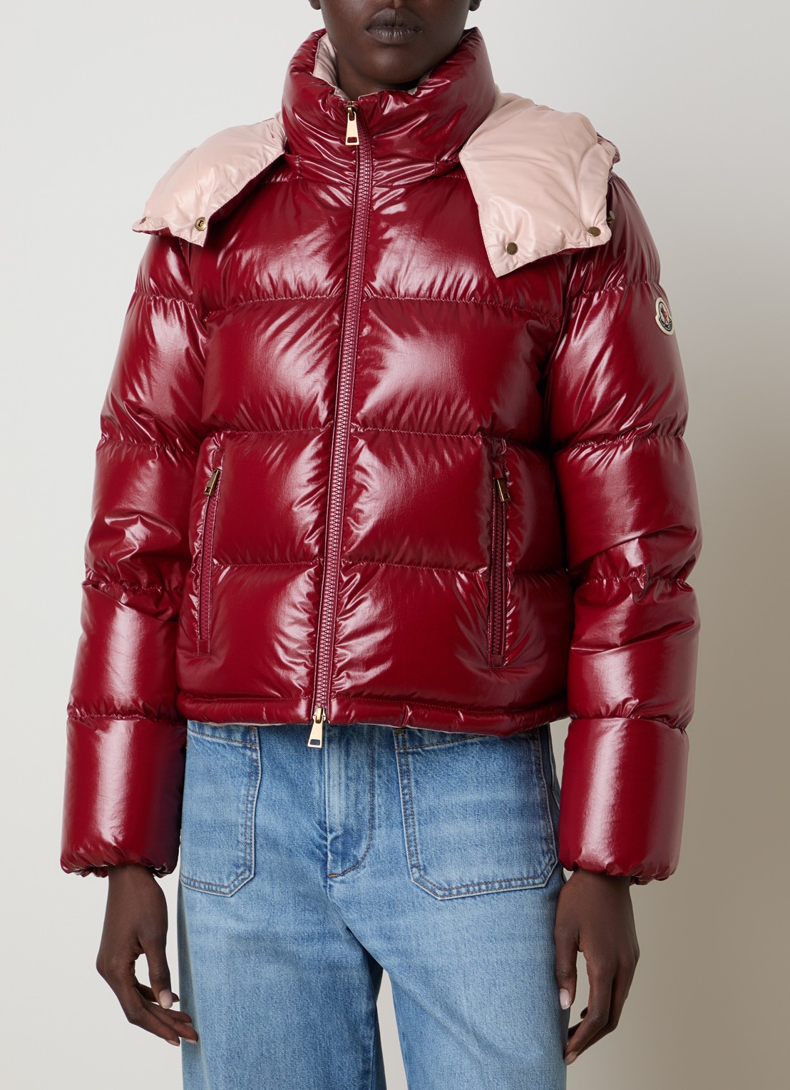 Moncler Niveole cropped puffer jack met donsvulling en afneembare capuchon - detail kersenrood