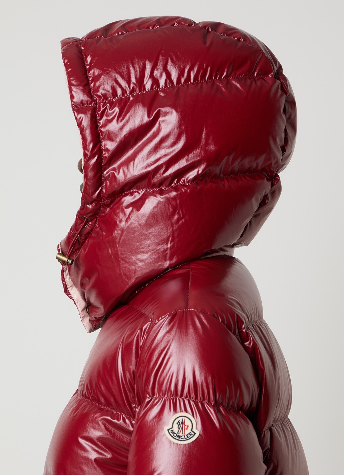 Moncler Niveole cropped puffer jack met donsvulling en afneembare capuchon - detail 2 kersenrood