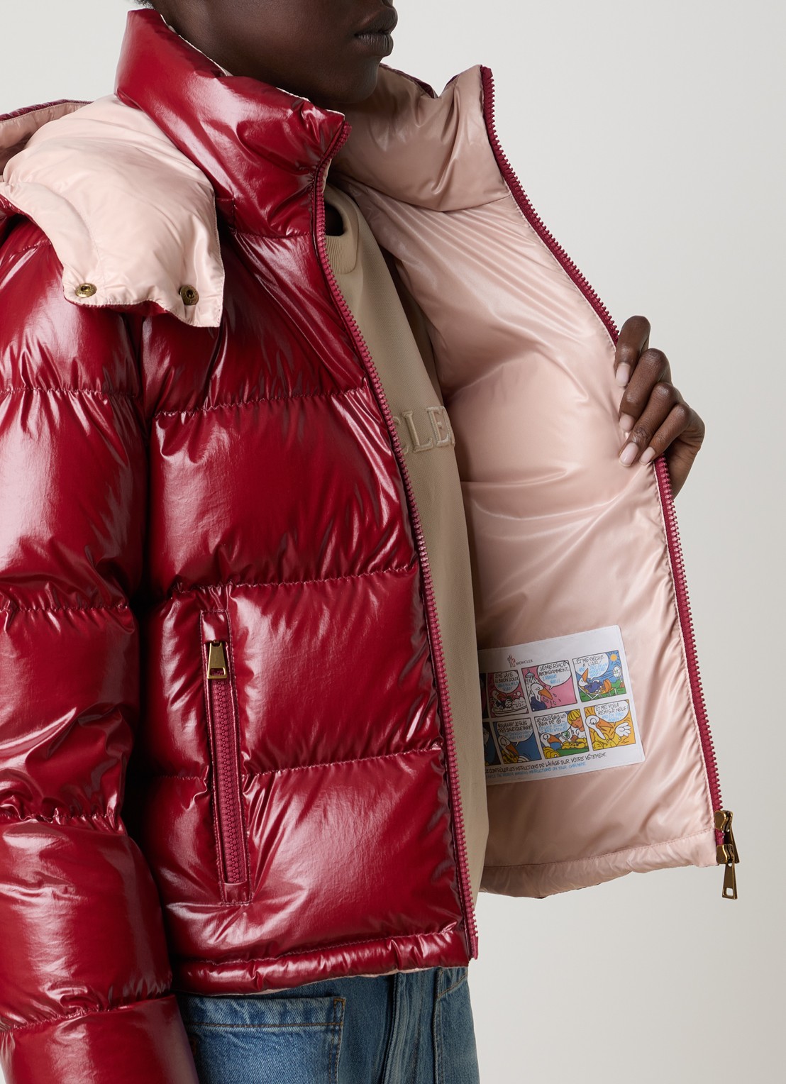 Moncler Niveole cropped puffer jack met donsvulling en afneembare capuchon - detail 3 kersenrood