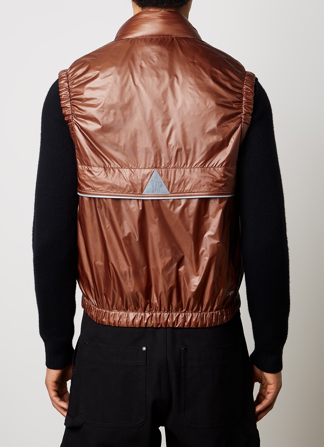 Moncler Ollon gewatteerde bodywarmer met donsvulling en logo - achterkant roestbruin