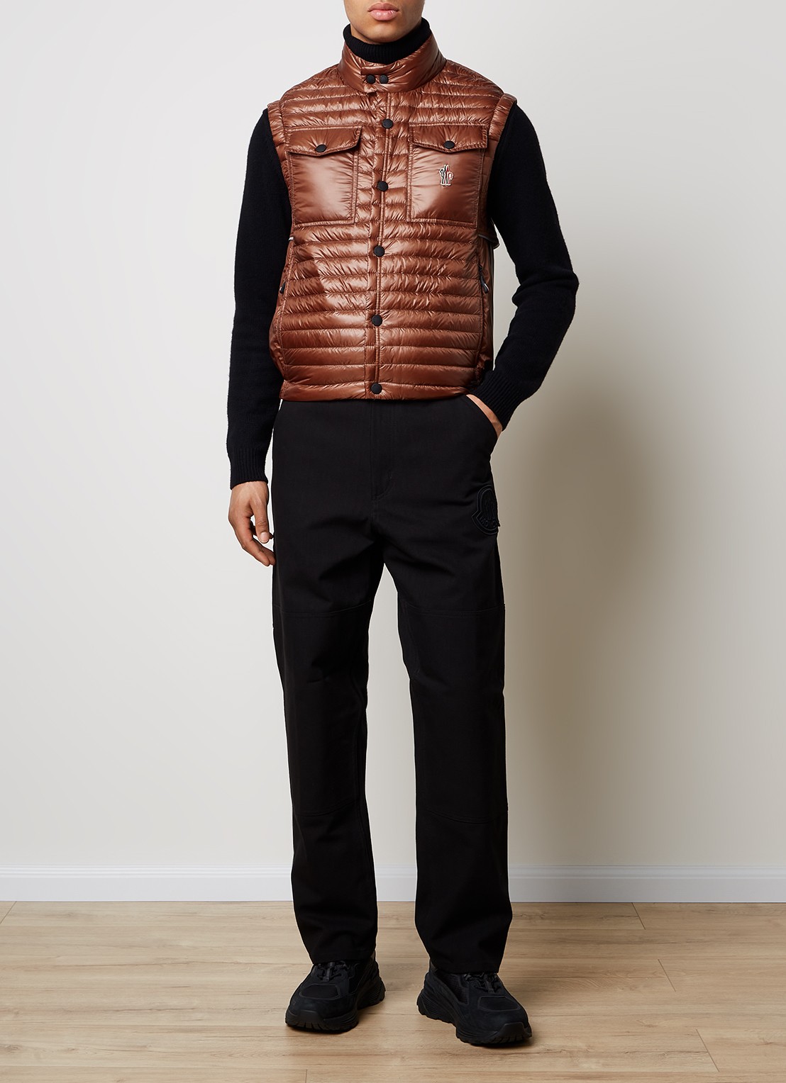 Moncler Ollon gewatteerde bodywarmer met donsvulling en logo - voorkant 3 roestbruin