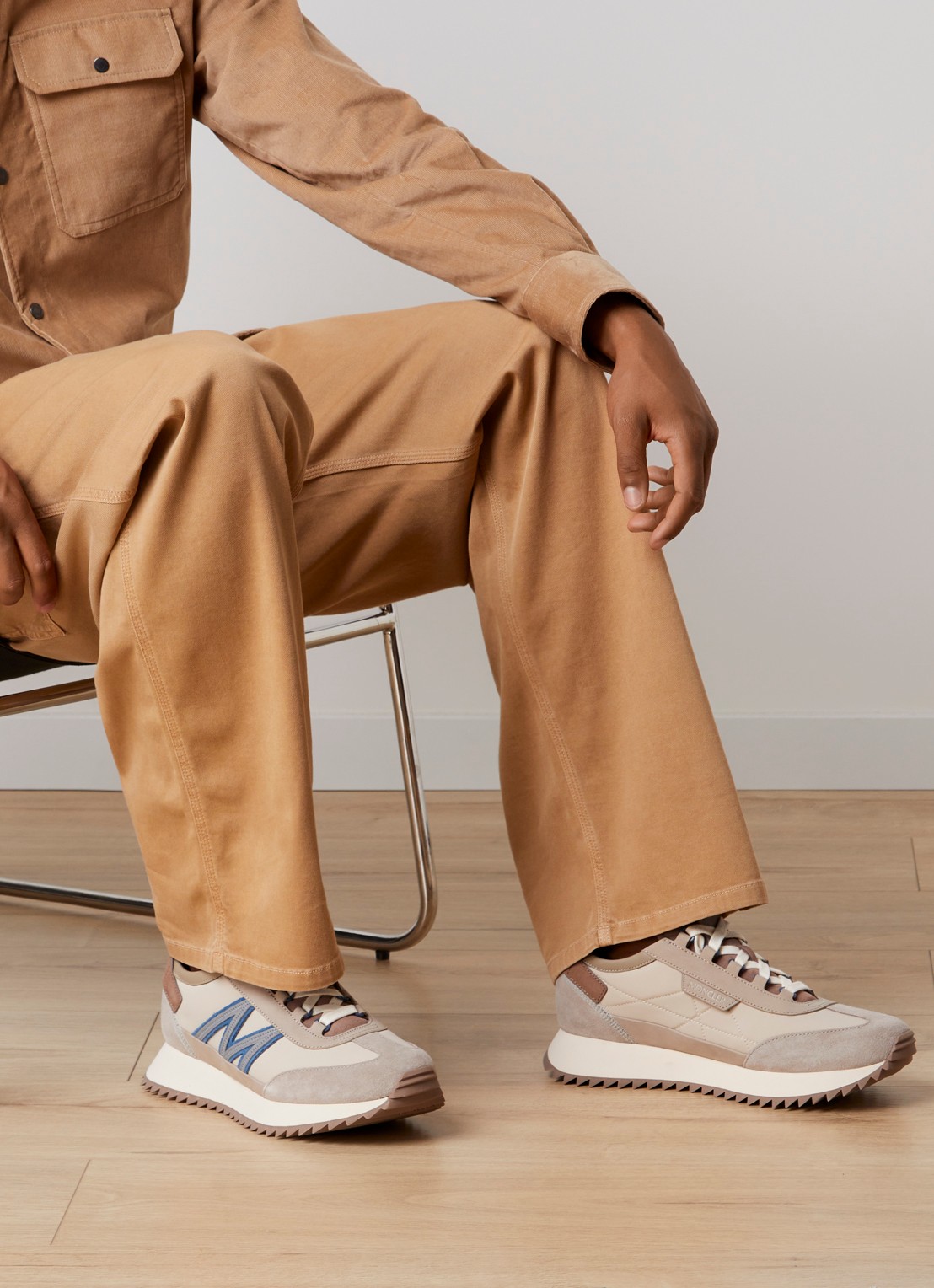 Moncler Pacey2 sneaker met details van nubuck en suède - voorkant 7 zand