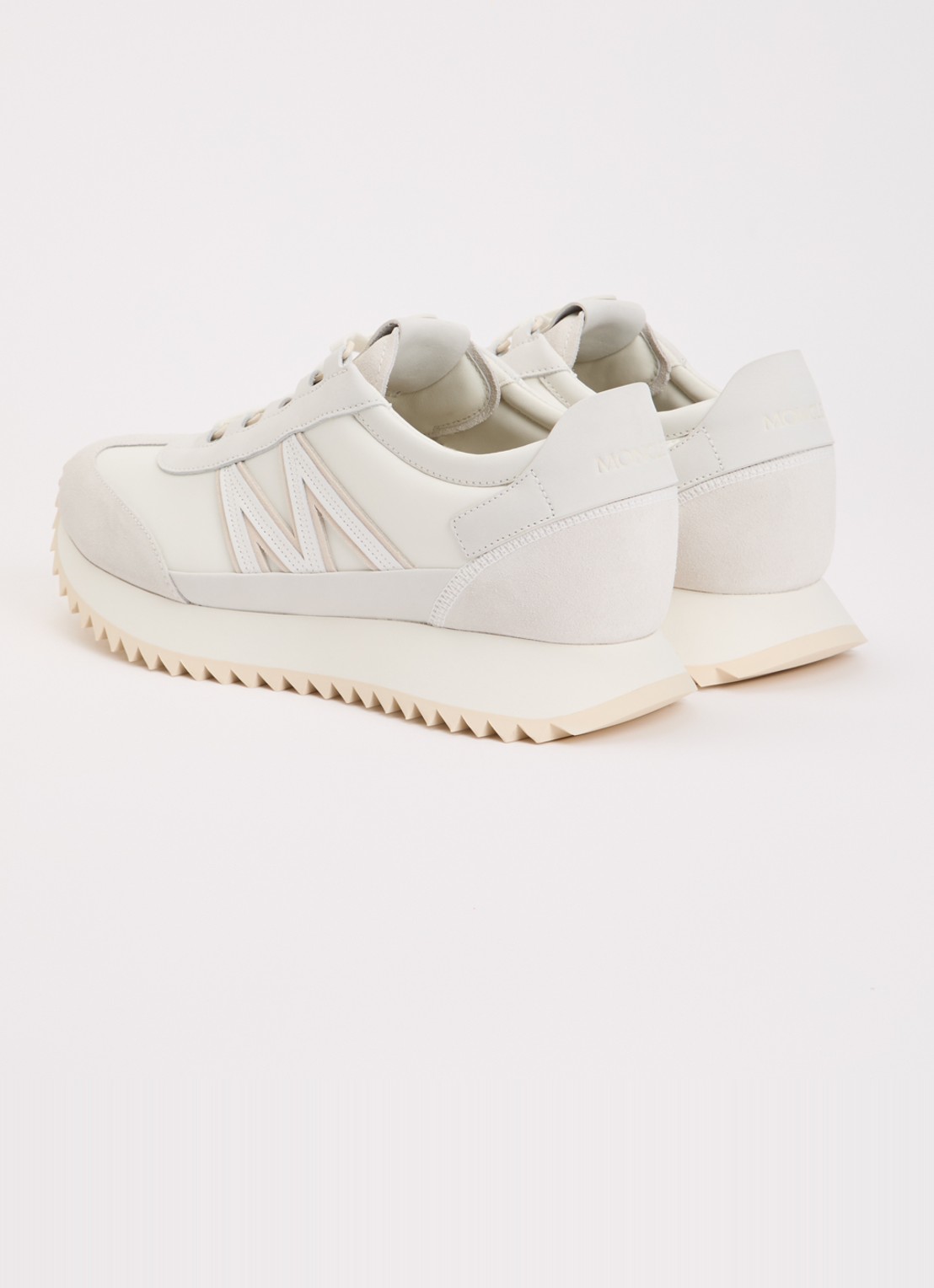 Moncler Pacey2 sneaker met suède details en logo - achterkant 7 gebroken wit