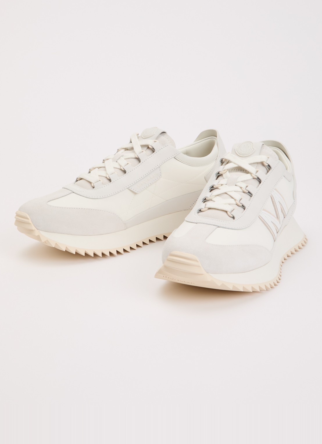 Moncler Pacey2 sneaker met suède details en logo - detail 3 gebroken wit