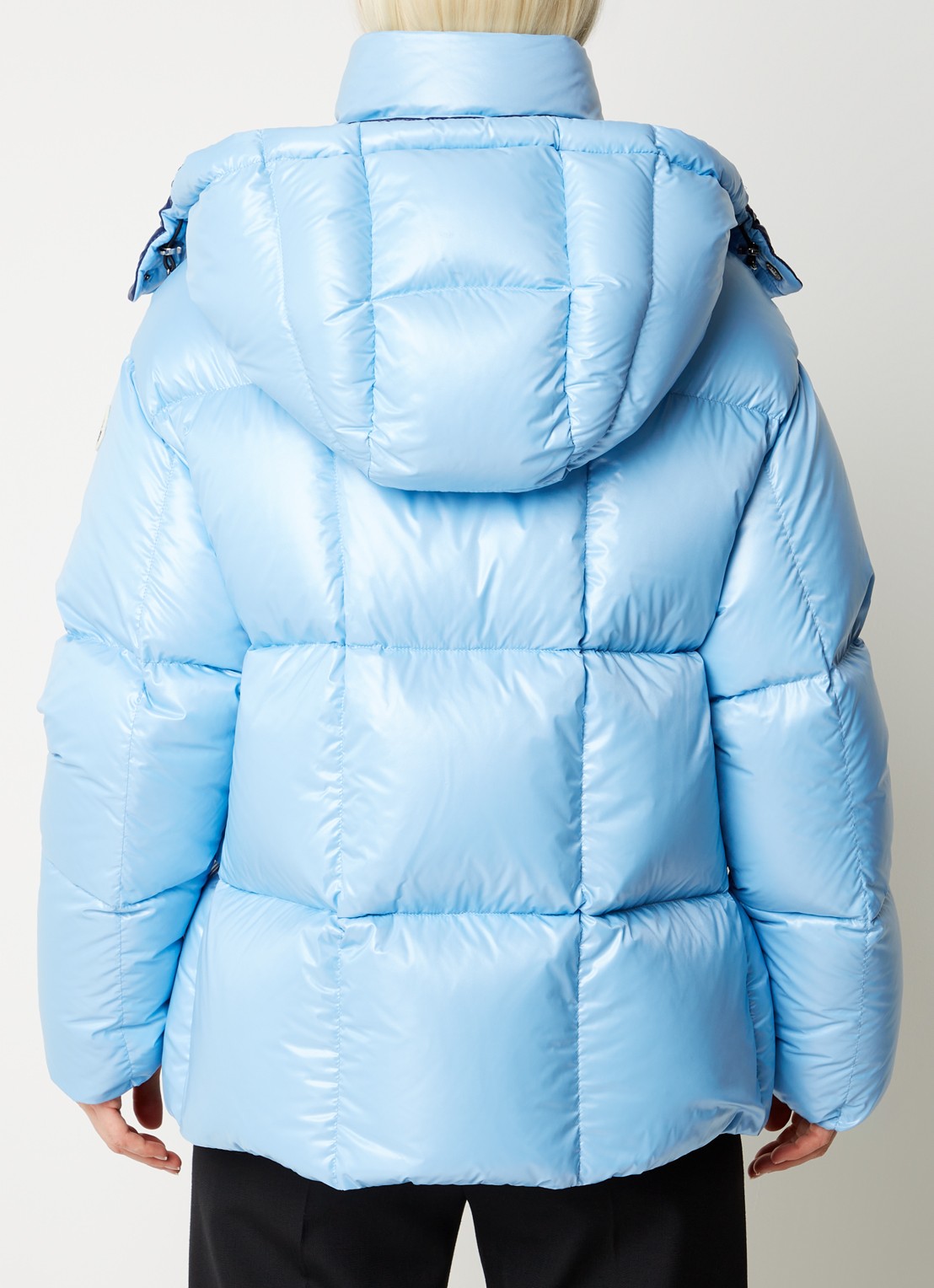 Moncler Parana puffer jack met donsvulling en afneembare capuchon - achterkant lichtblauw