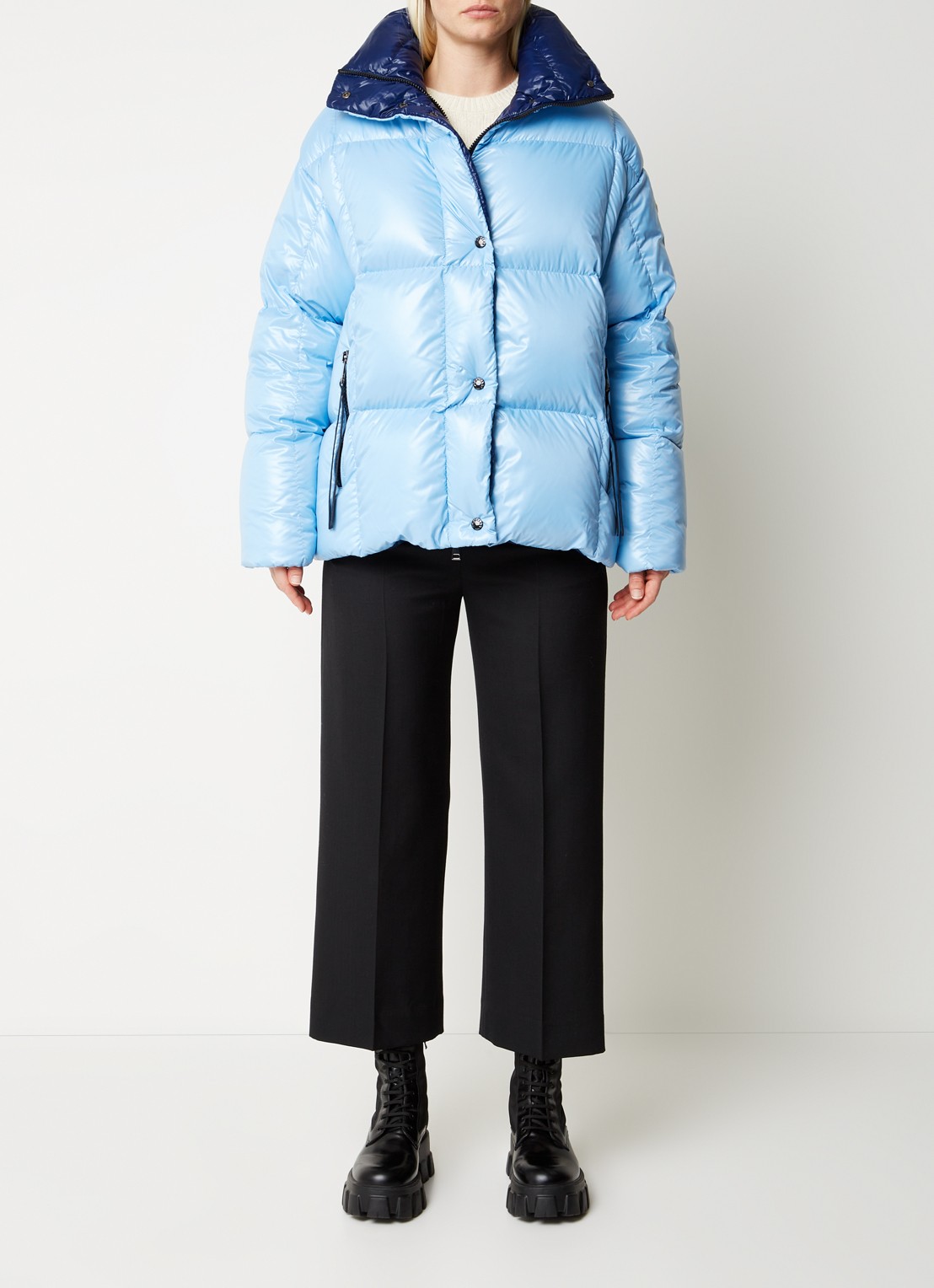 Moncler Parana puffer jack met donsvulling en afneembare capuchon - voorkant 6 lichtblauw