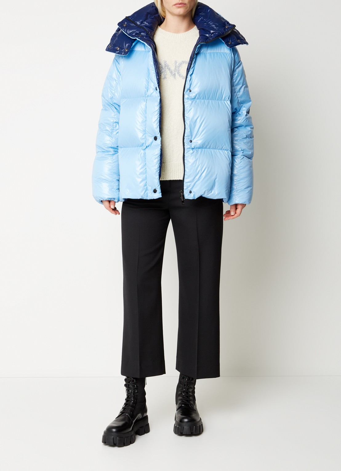 Moncler Parana puffer jack met donsvulling en afneembare capuchon - voorkant 7 lichtblauw