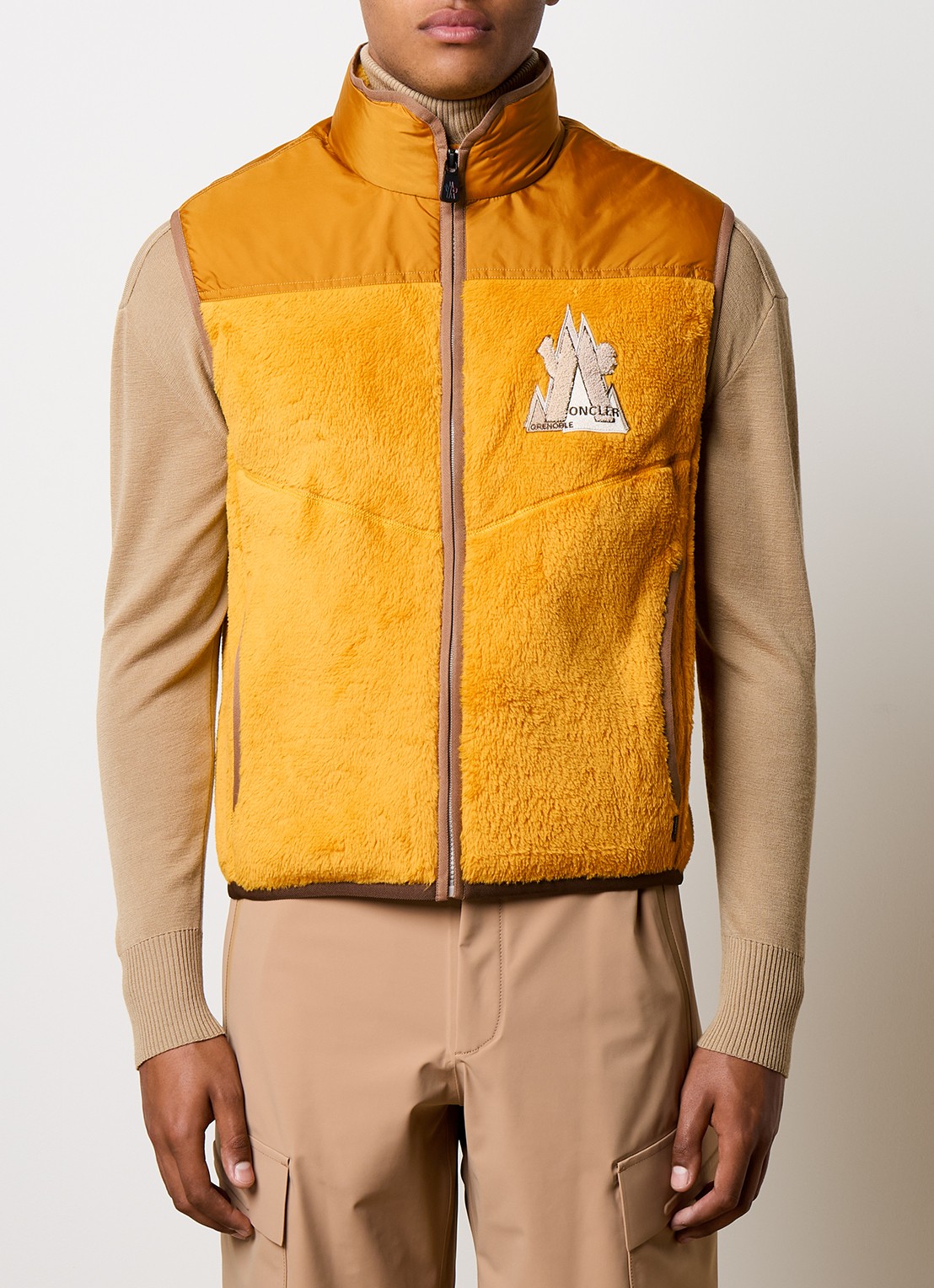 Moncler Polartec gewatteerde bodywarmer met donsvulling - detail 2 okergeel