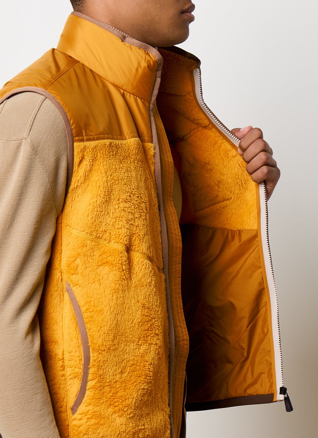 Moncler Polartec gewatteerde bodywarmer met donsvulling - detail 3 okergeel