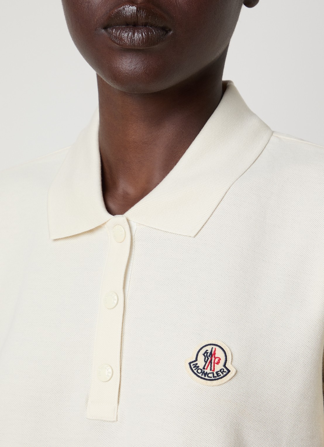 Moncler Polo van piqué katoen met getipteboorden en logopatch  - detail 2 naturel