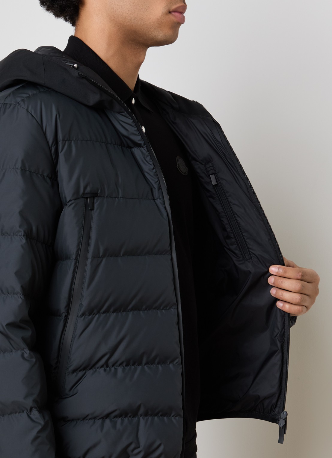Moncler Puffer jack met donsvulling en capuchon - detail 2 zwart
