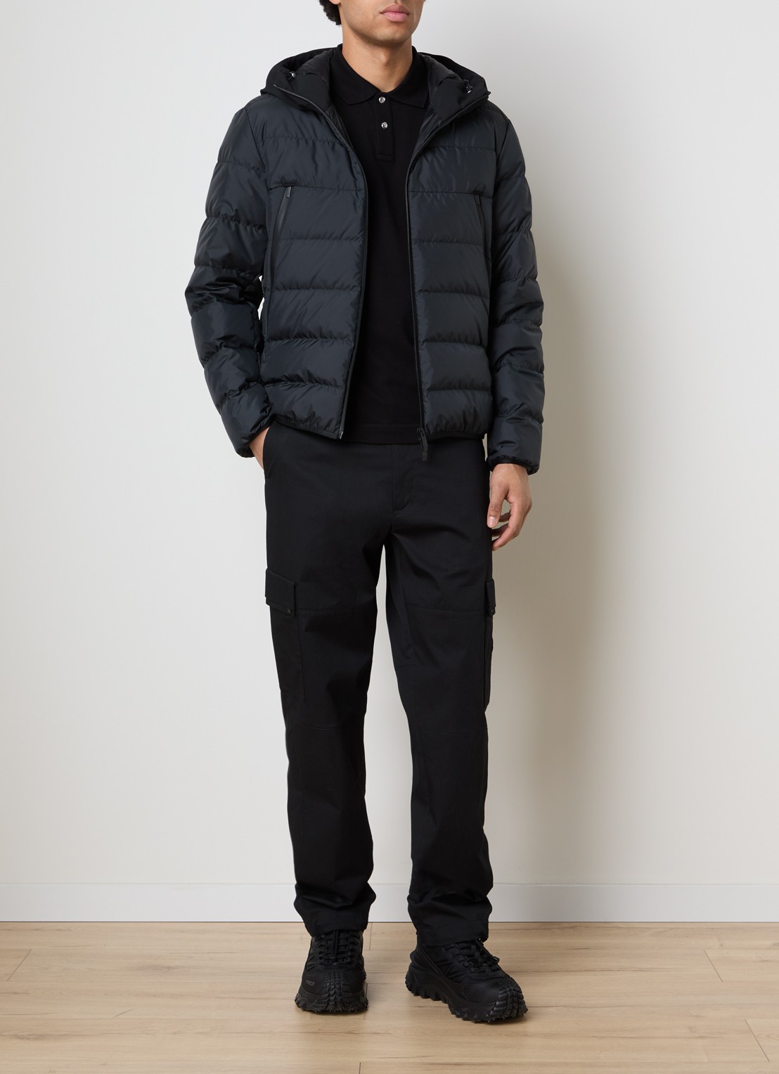 Moncler Puffer jack met donsvulling en capuchon - voorkant 6 zwart