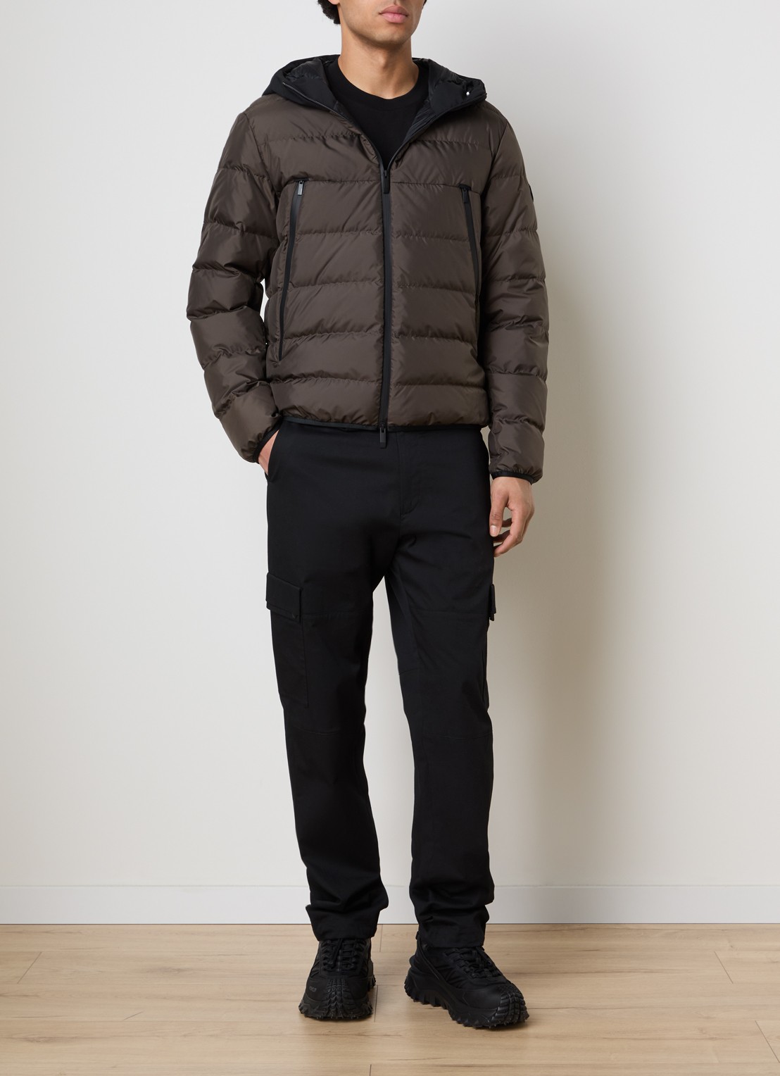 Moncler Puffer jack met donsvulling en capuchon - voorkant 2 donkerbruin
