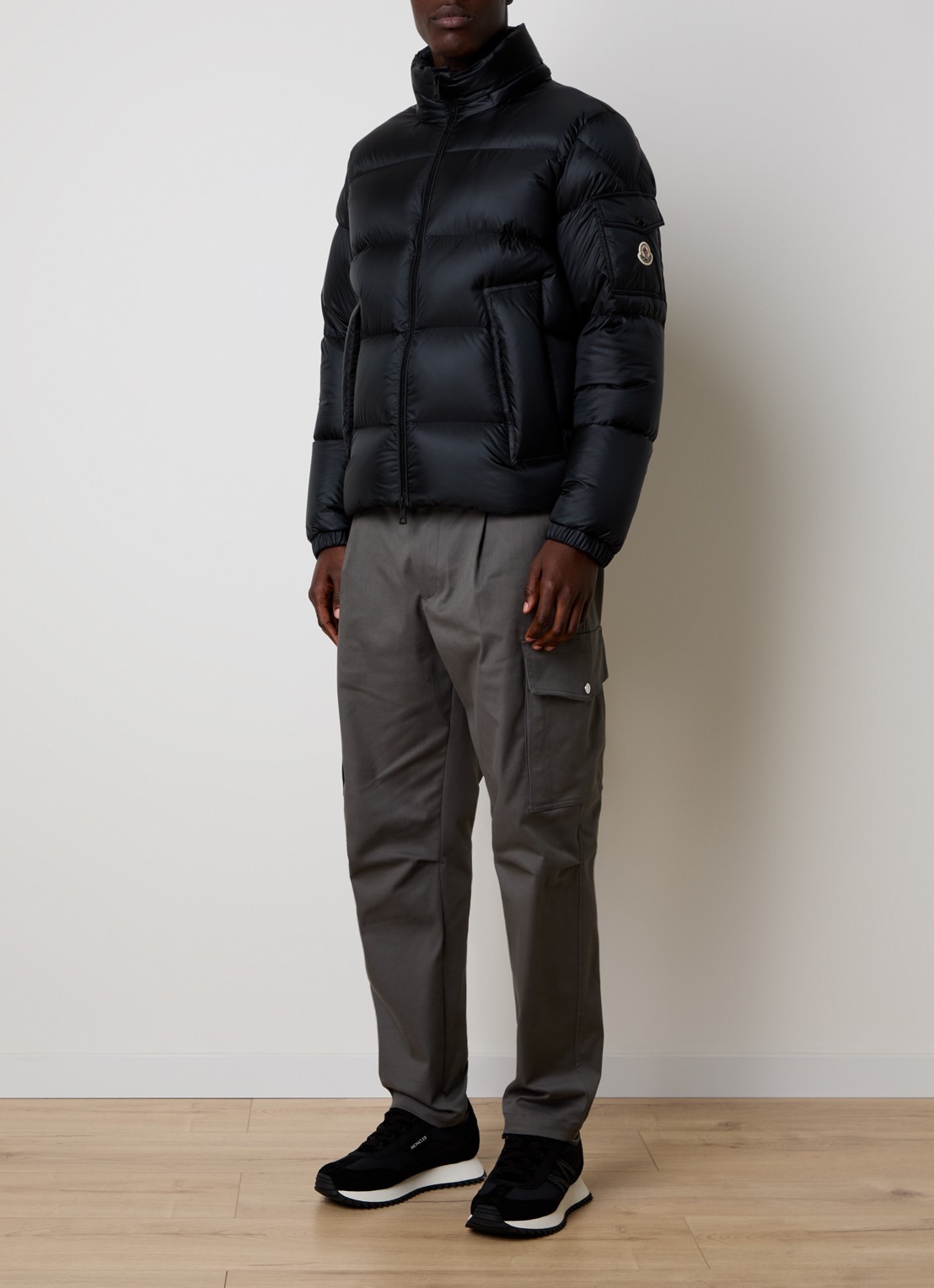 Moncler Puffer jack met donsvulling en ritszakken - voorkant 2 zwart
