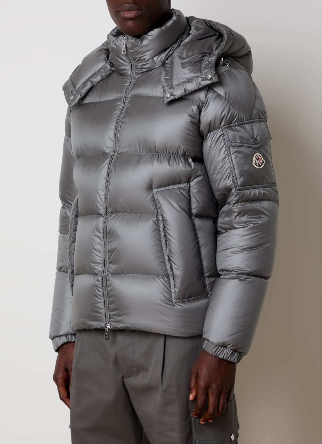 Moncler Puffer jack met donsvulling en ritszakken - detail 3 lichtgrijs
