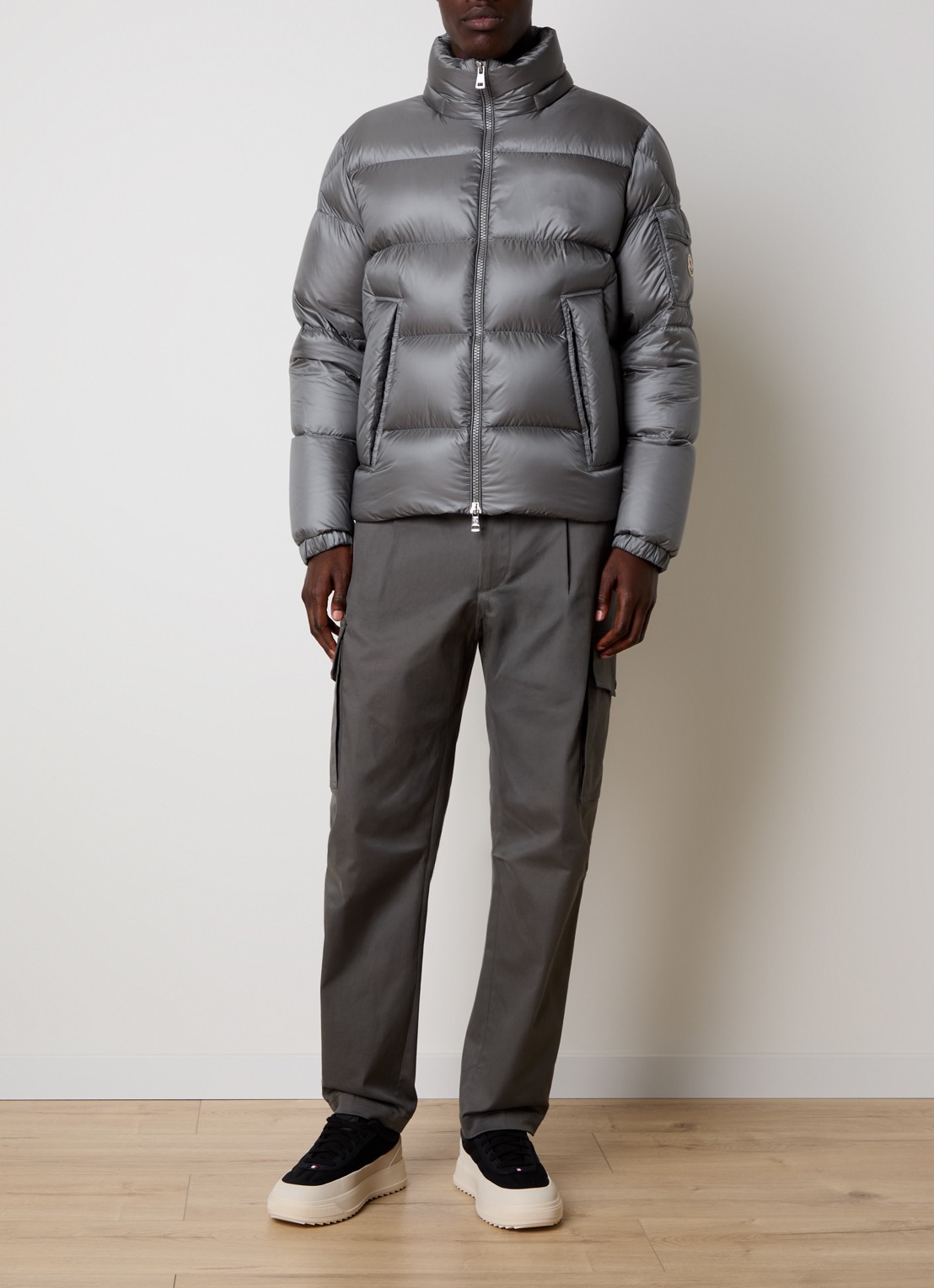Moncler Puffer jack met donsvulling en ritszakken - voorkant 2 lichtgrijs
