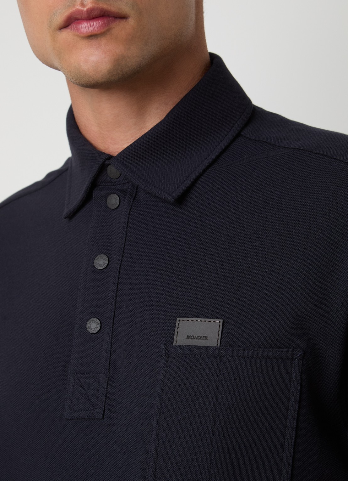 Moncler Regular fit polo van piqué katoen met borstzak - detail 3 donkerblauw