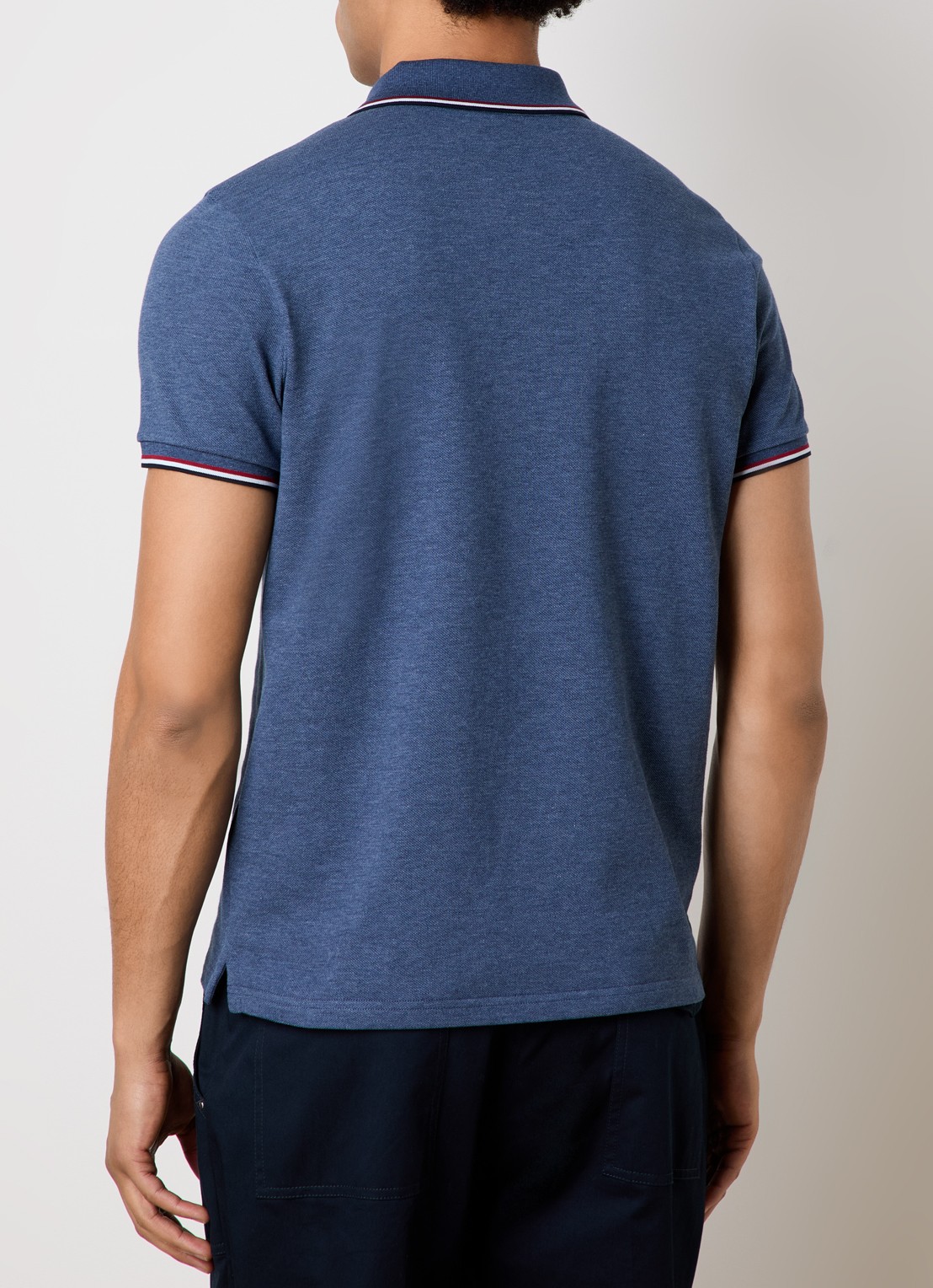 Moncler Regular fit polo van piqué katoen met logo - achterkant staalblauw