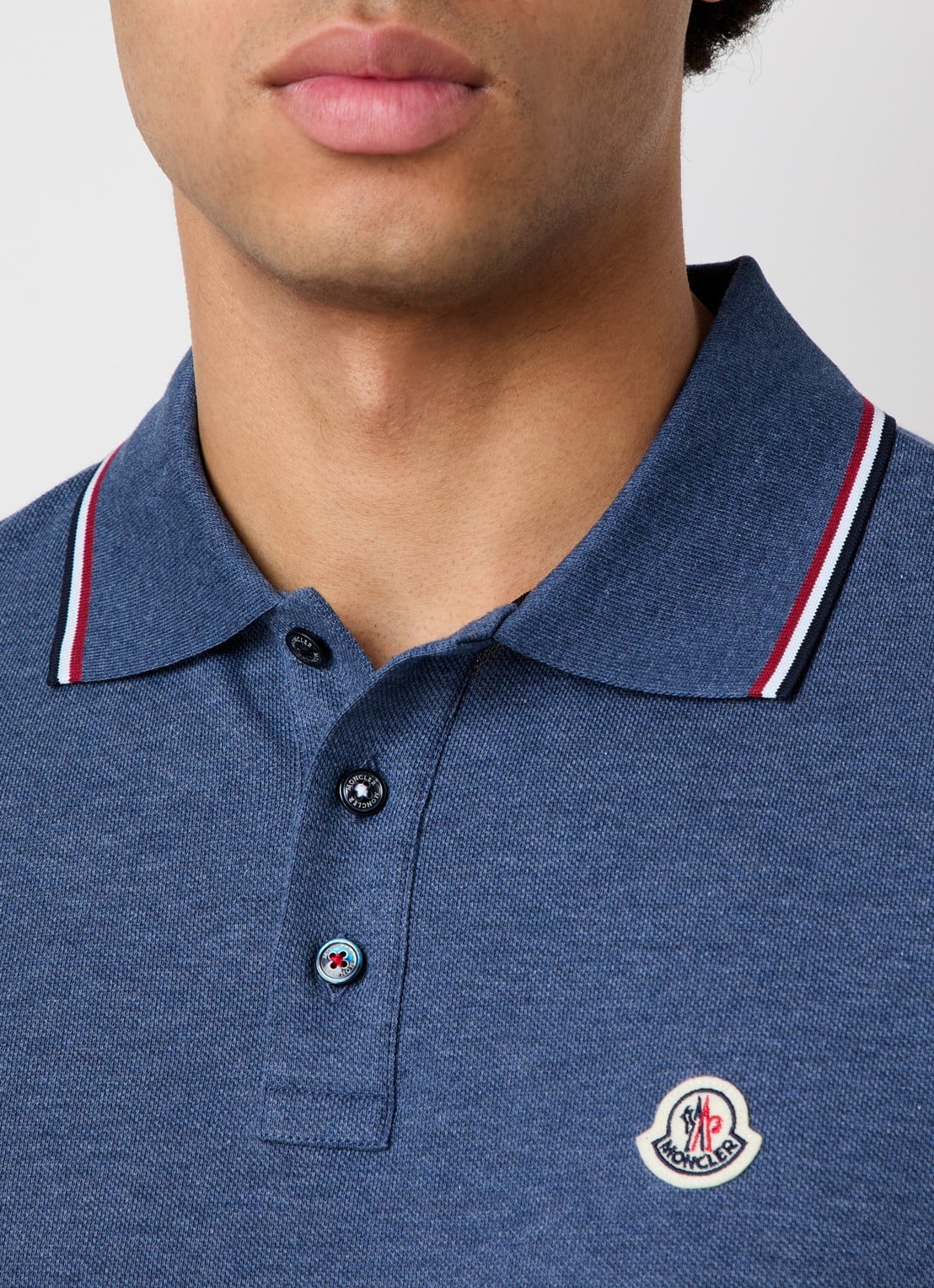 Moncler Regular fit polo van piqué katoen met logo - detail 3 staalblauw