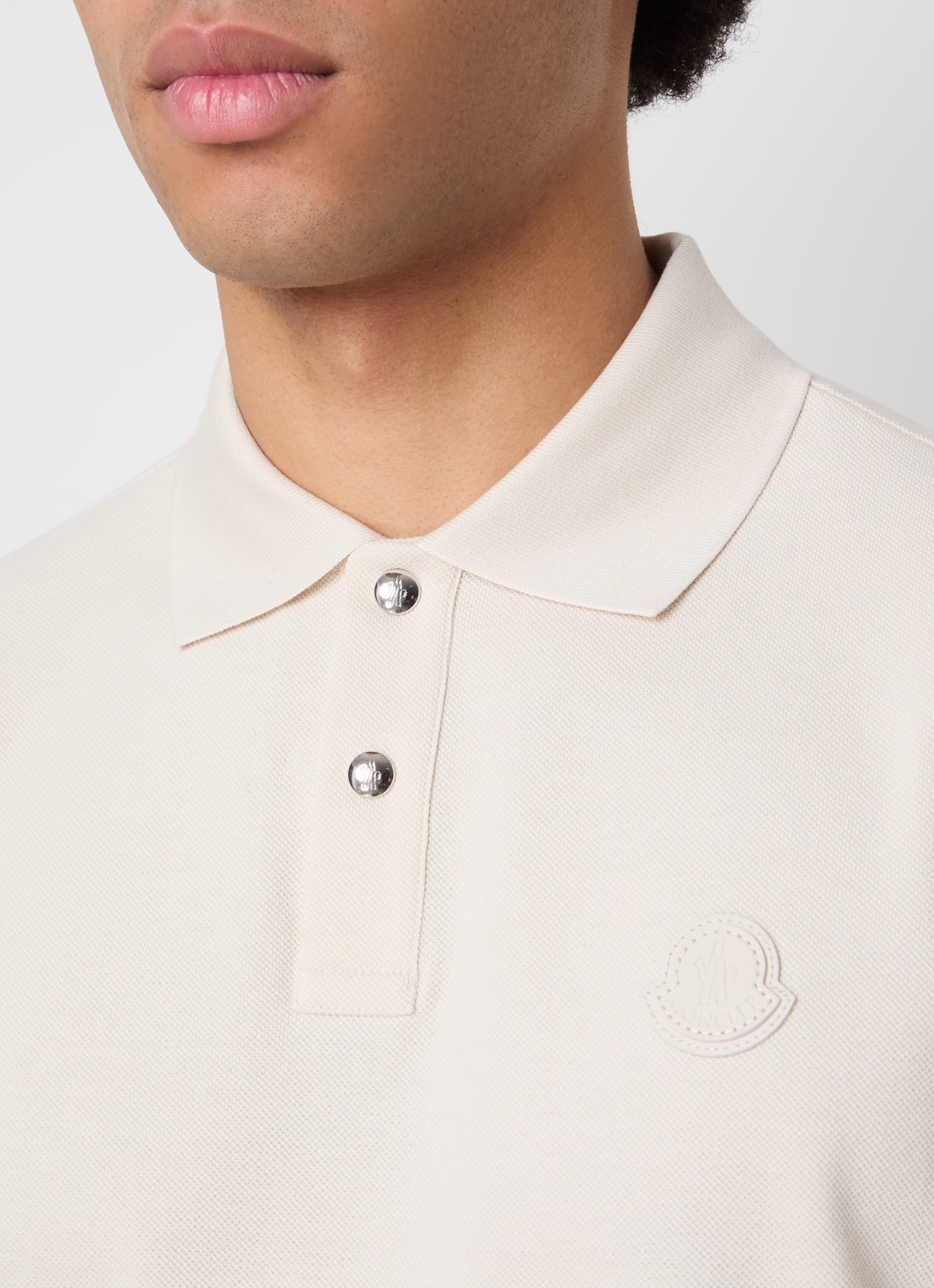 Moncler Regular fit polo van piqué katoen met logo - detail 2 creme