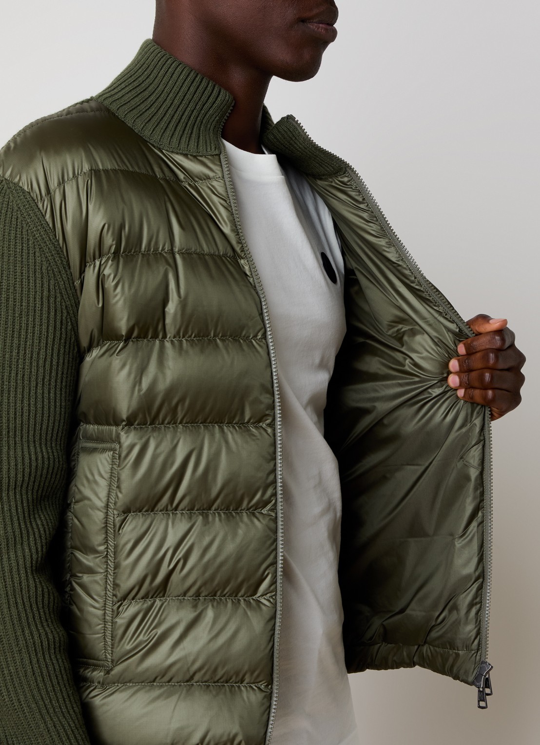 Moncler Ribgebreid vest in kasjmierblend met gewatteerd voorpand - detail 2 legergroen